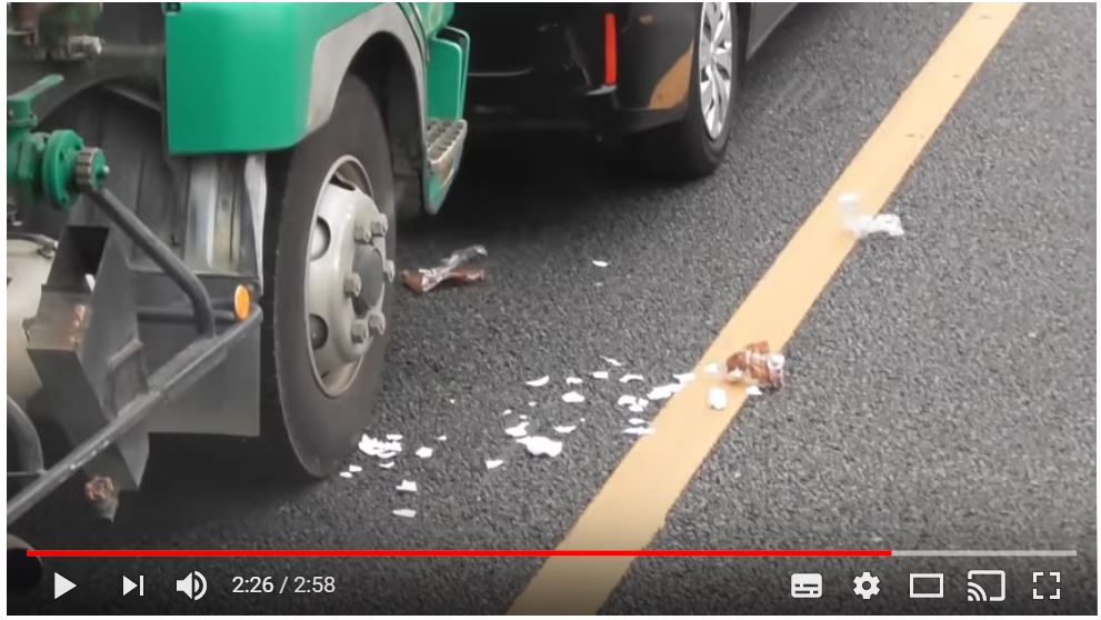 撮影者は運転手にゴミ捨てについて声を掛けるが…。
